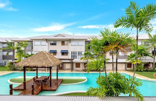Manoora Appartement | 'Poolside at Whitfield Waters' Resort-style Retreat