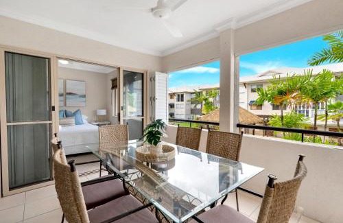 Manoora Appartement | 'Poolside at Whitfield Waters' Resort-style Retreat