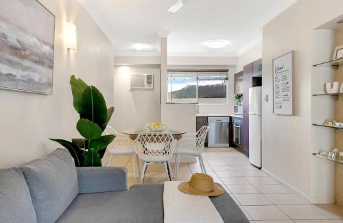 Manoora Appartement | 'Poolside at Whitfield Waters' Resort-style Retreat