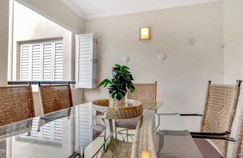 Manoora Appartement | 'Poolside at Whitfield Waters' Resort-style Retreat
