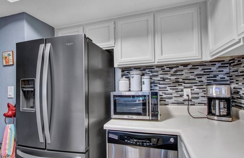 Desert Shores Appartement | Poolside Luxury, Ground Level, 3 Bedroom Condo