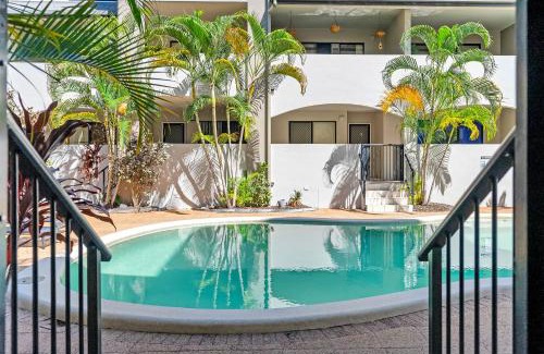 Parramatta Park Appartement | Poolside on Martyn - Relax by the Resort Pool