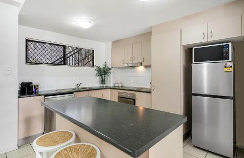 Parramatta Park Appartement | Poolside on Martyn - Relax by the Resort Pool