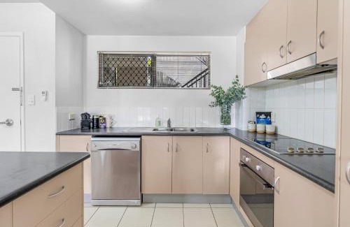 Parramatta Park Appartement | Poolside on Martyn - Relax by the Resort Pool