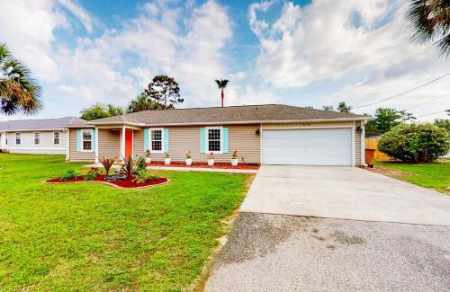 Navarre Maison | Poolside Palms Paradise