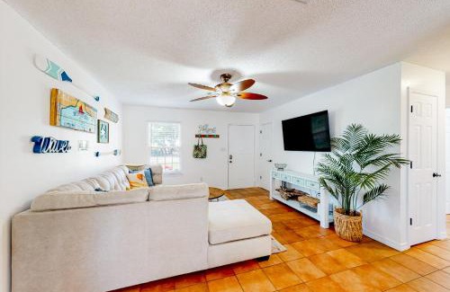 Navarre Maison | Poolside Palms Paradise