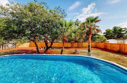 Navarre Maison | Poolside Palms Paradise