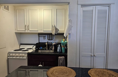 Waikiki Appartement | Poolside Waikiki Retreat w/ AC, surfboard storage, walking distance to beach!