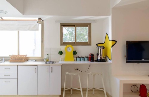 Old North Appartement | Pop art spacious apartment on ben yehuda