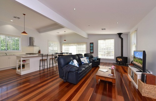 Kitchener Maison | Aquila - Not just a room with a view! - Amazing valley views, 4 bedrooms with a pool