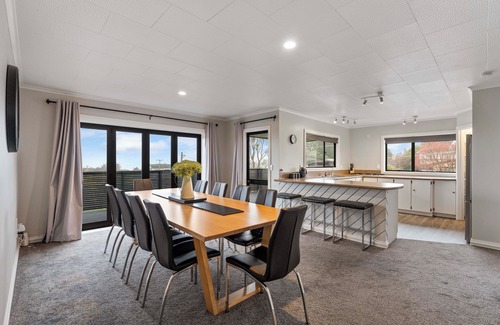 Richmond Heights Maison | Poppy's Bach - Lake Taupo Holiday Home