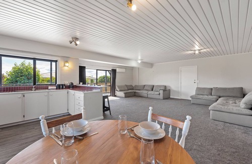 Richmond Heights Maison | Poppy's Bach - Lake Taupo Holiday Home