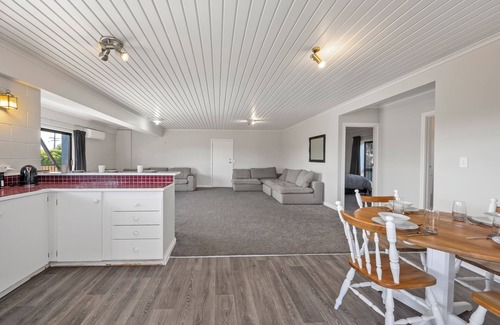 Richmond Heights Maison | Poppy's Bach - Lake Taupo Holiday Home