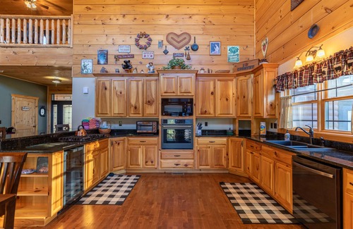 Frank Cabine | Porridge Pot - Log cabin with hot tub and arcade near Marion and Banner Elk!