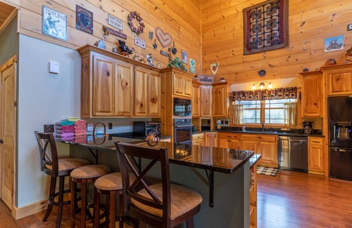 Frank Cabine | Porridge Pot - Log cabin with hot tub and arcade near Marion and Banner Elk!