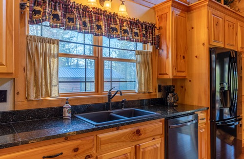 Frank Cabine | Porridge Pot - Log cabin with hot tub and arcade near Marion and Banner Elk!