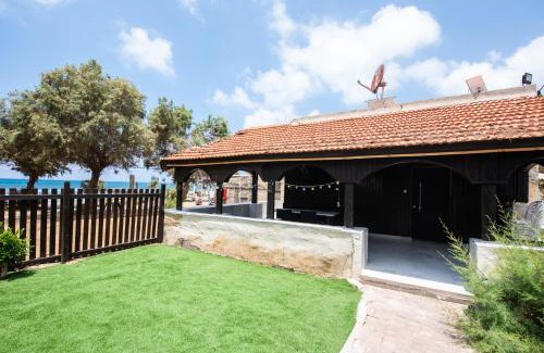 Haifa Appartement | PORT CITY - Beach Front Haven - 2 Bdrms W Garden