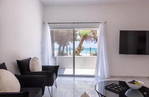 Haifa Appartement | PORT CITY - Beach Front Haven - 2 Bdrms W Garden