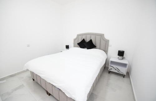 Haifa Appartement | PORT CITY - Beach Front Haven - 2 Bdrms W Garden