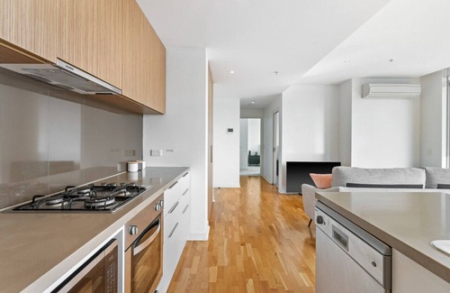 Port Melbourne Appartement | Port Melbourne and a glimpse of the sparkling bay - sleeps 4