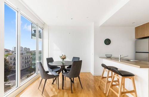 Port Melbourne Appartement | Port Melbourne and a glimpse of the sparkling bay - sleeps 4