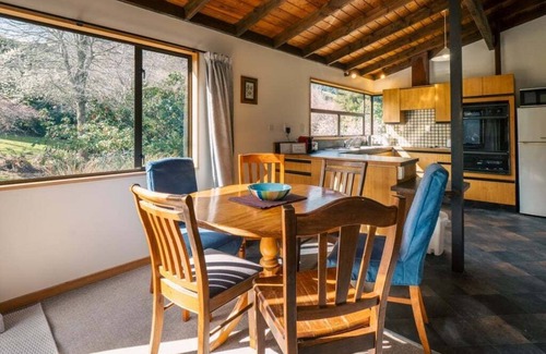 Akaroa Maison | Port Watch – Relaxed Kiwi Bach Over Akaroa Harbour