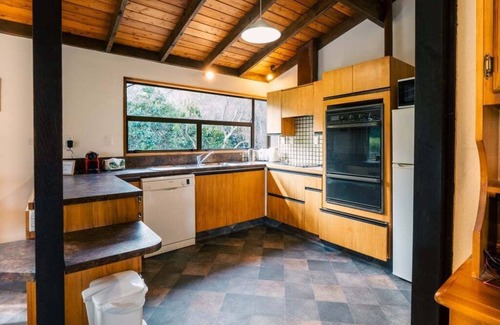 Akaroa Maison | Port Watch – Relaxed Kiwi Bach Over Akaroa Harbour