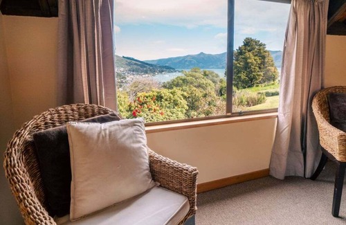 Akaroa Maison | Port Watch – Relaxed Kiwi Bach Over Akaroa Harbour