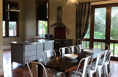 Martinborough Maison | Porters Vineyard . Great location on Kitchener Street, A short walk to town.