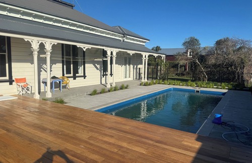Martinborough Maison | Porters Vineyard . Great location on Kitchener Street, A short walk to town.