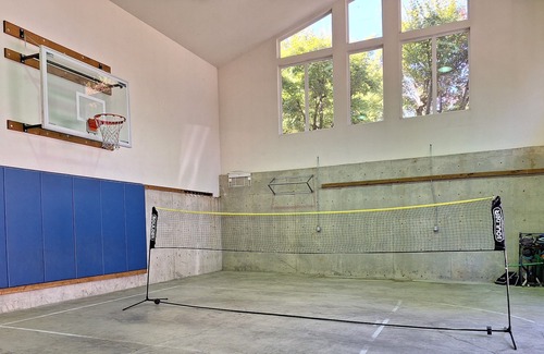 Cedar Mill Maison | Portland Pool Lodge - Great for Groups - 10 minutes from Downtown - Sleeps 16