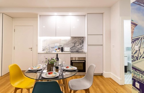 Lordelo do Ouro e Massarelos Appartement | Porto River Flat w/ Patio by LovelyStay
