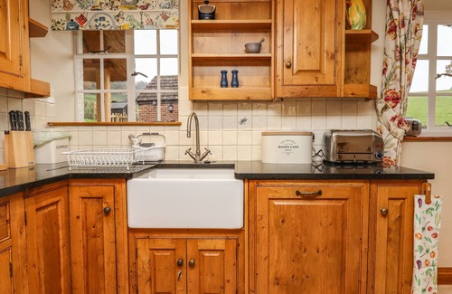 Crediton Cottage | POSBURY LODGE, pet friendly, character holiday cottage in Crediton