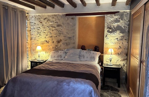 Feucherolles Lit Et Petit-Déjeuner | Pour les J O 16 jours. 375 € /jours Maison village CHAMBRE. 1 chien accepté
