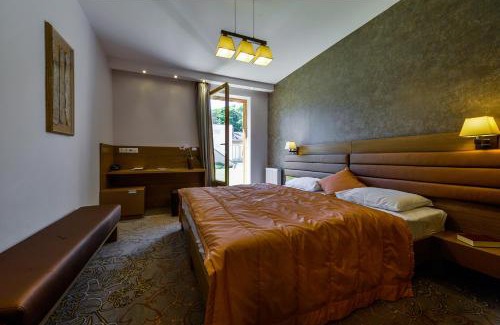 Alsopeteny Maison | Prónay-kastély