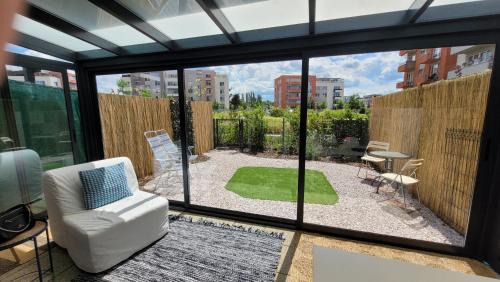 Letnany Appartement | Praha Letňany, zimní zahrada, parkování v garáži zdarma
