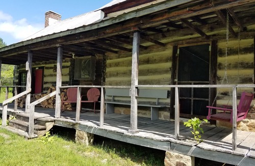 Ferrum Cabine | Cabane rustique de pré-guerre civile sur 30 acres à dix minutes de la Blue Ridge Parkway