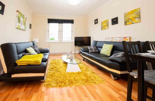 Motherwell Appartement | PREMIER - Chapel House with Driveway!