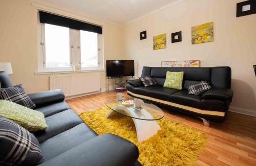Motherwell Appartement | PREMIER - Chapel House with Driveway!