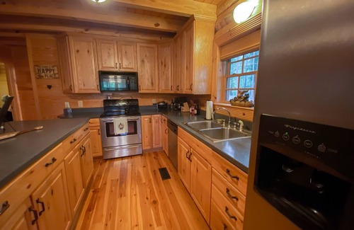 Elrod Cabine | Premiere Family Getaway Cabin Near UA and MSU: Wood Haven Retreat and Farm