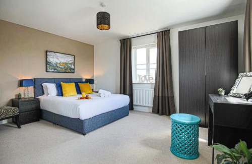Bicester Maison | Premium 4 large double bed townhouse in Bicester, next to Bicester Village