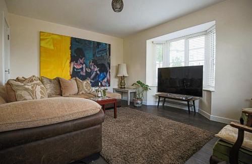 Bicester Maison | Premium 4 large double bed townhouse in Bicester, next to Bicester Village