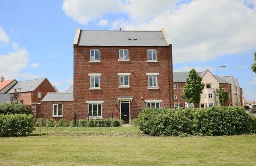 Bicester Maison | Premium 4 large double bed townhouse in Bicester, next to Bicester Village