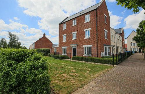 Bicester Maison | Premium 4 large double bed townhouse in Bicester, next to Bicester Village