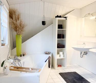 Grossenkneten Appartement | Premium Apartment mit Ofen, Badewanne & Dusche, Parkplatz, ganze Wohnung