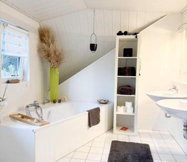 Grossenkneten Appartement | Premium Apartment mit Ofen, Badewanne & Dusche, Parkplatz, ganze Wohnung