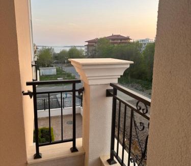 Yurta Appartement | Premium Ferienwohnung SWETI WLAS Polarstar Beach Luxury Apartment 150 m zum Strand Pool 3 Balkone Meeresblick Google TV bis zu 6 Personen