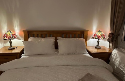 Cranbrook Appartement | Premium flat! Enjoy luxurious white Egyptian bedding near Gants Hill Station, Ilford, London