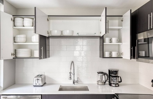 Rush and Division Appartement | Premium Gold Coast 2BR w/ Gym & Lounge, 1 block to L, by Blueground