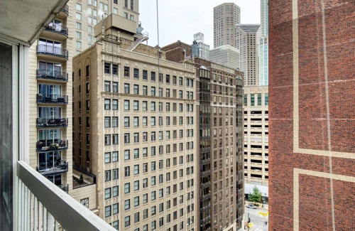 Rush and Division Appartement | Premium Gold Coast 2BR w/ Gym & Lounge, 1 block to L, by Blueground